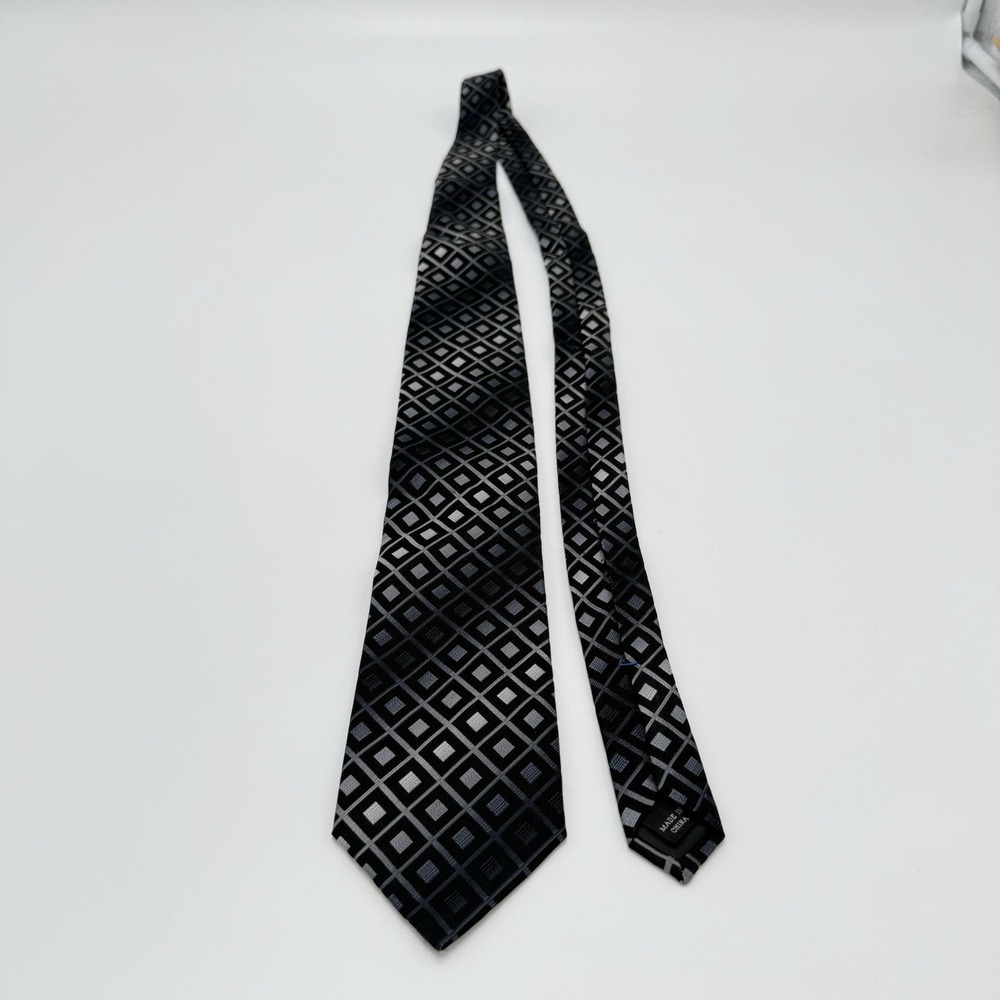 Kenneth Cole Men's Silk Tie Silver and Black Diamond Pattern - Picture 8 of 8